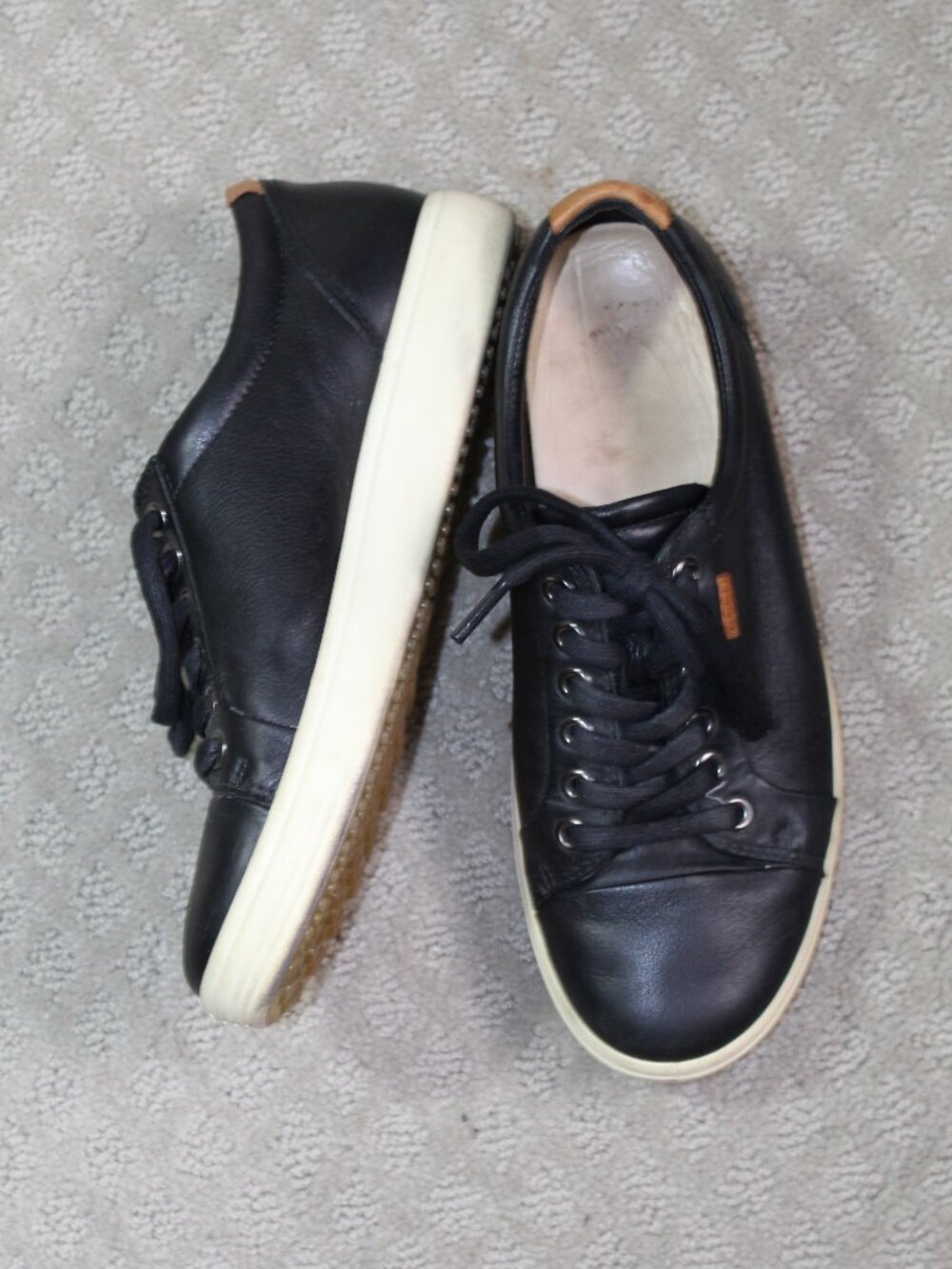 ecco Size 7 Black Smooth Leathear Lace Up Low Top Sneakers